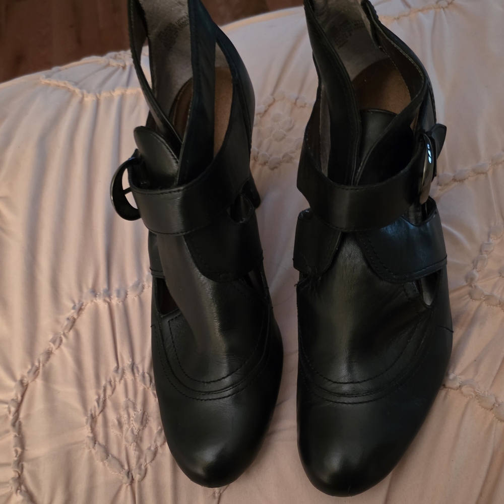Black Ankle Boots with Classic Design - Picture 2 of 5